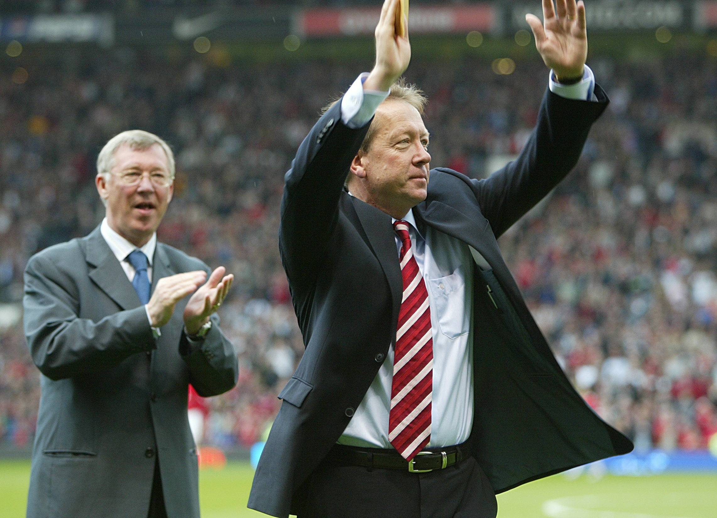 Sir Alex Ferguson leads the applause for Alan Curbishley