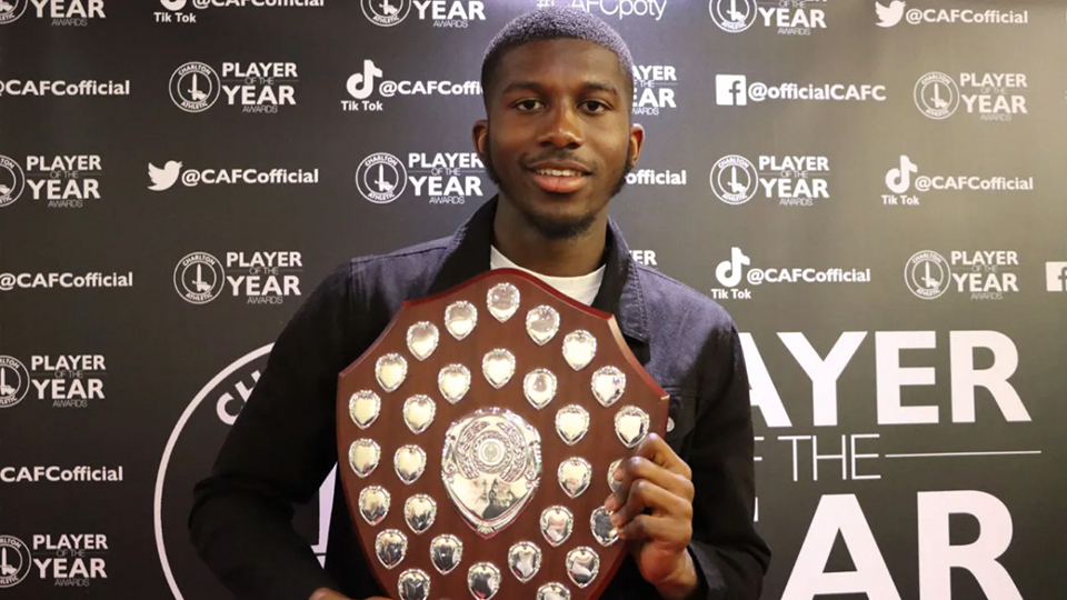 Daniel Kanu with Charlton's 2021/22 Young Player of the Year award