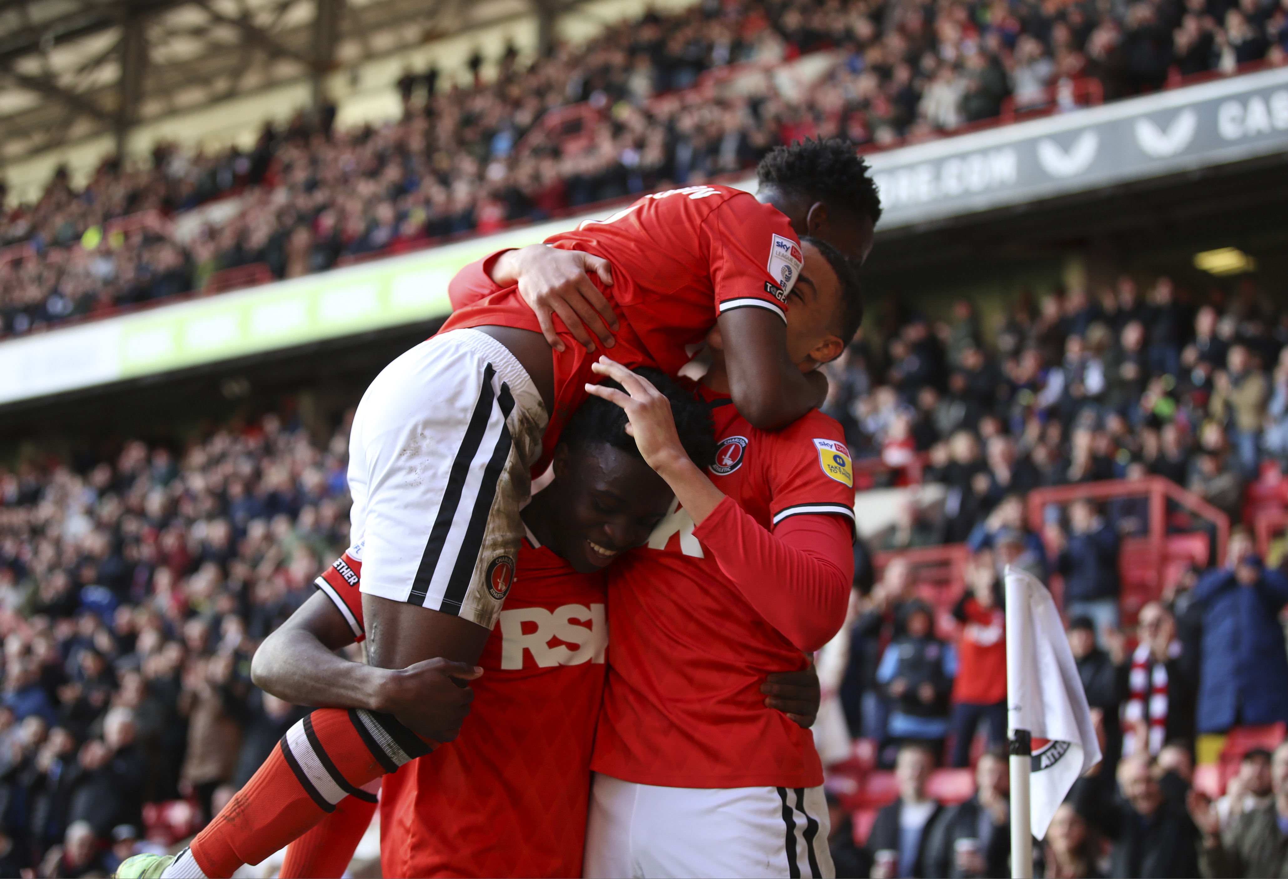 Charlton players celebrate Leaburn's opener