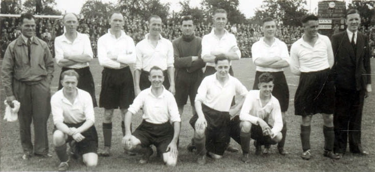 The Woolwich team of 1945 before the game against Maastricht.