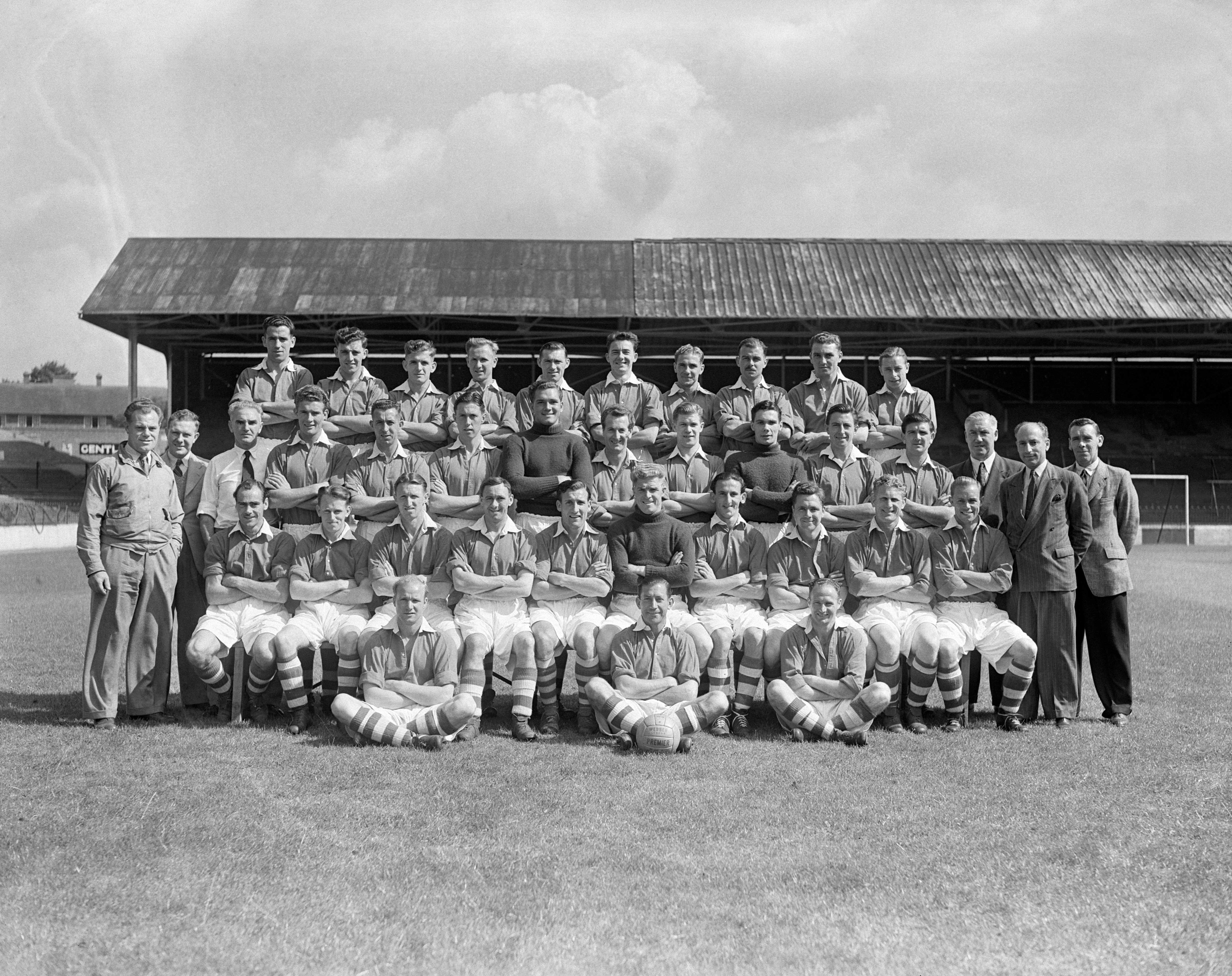 Charlton squad photo for the 1949/50 season