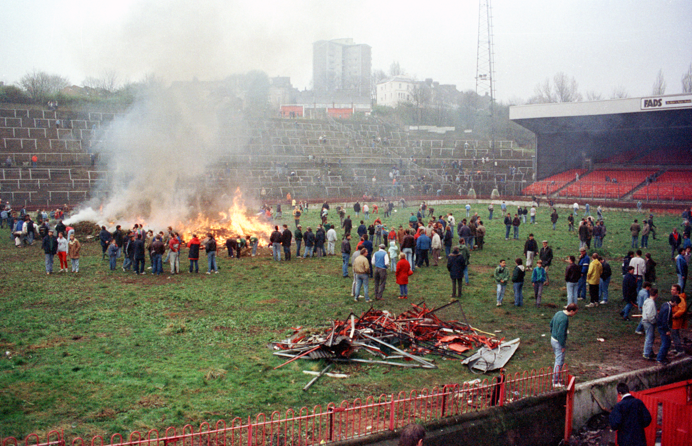 Charlton supporters clean The Valley in 1989