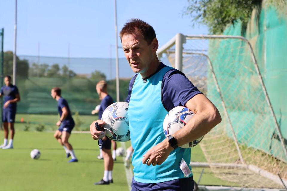 Scott Marshall holds two balls under his armpits 