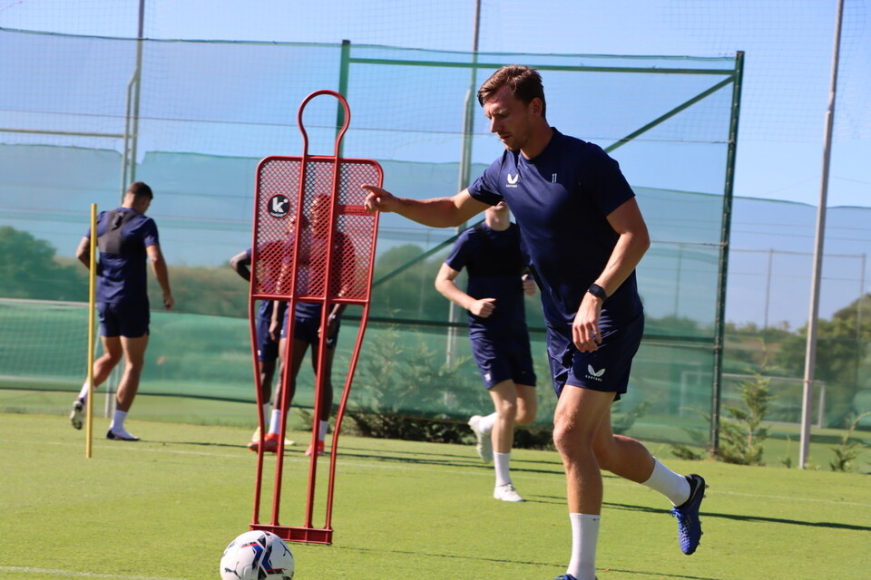 Alex Gilbey plays a pass