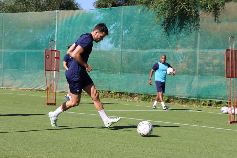 Scott Fraser plays a pass
