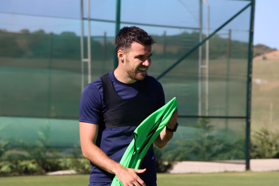 Scott Fraser puts a green bib on