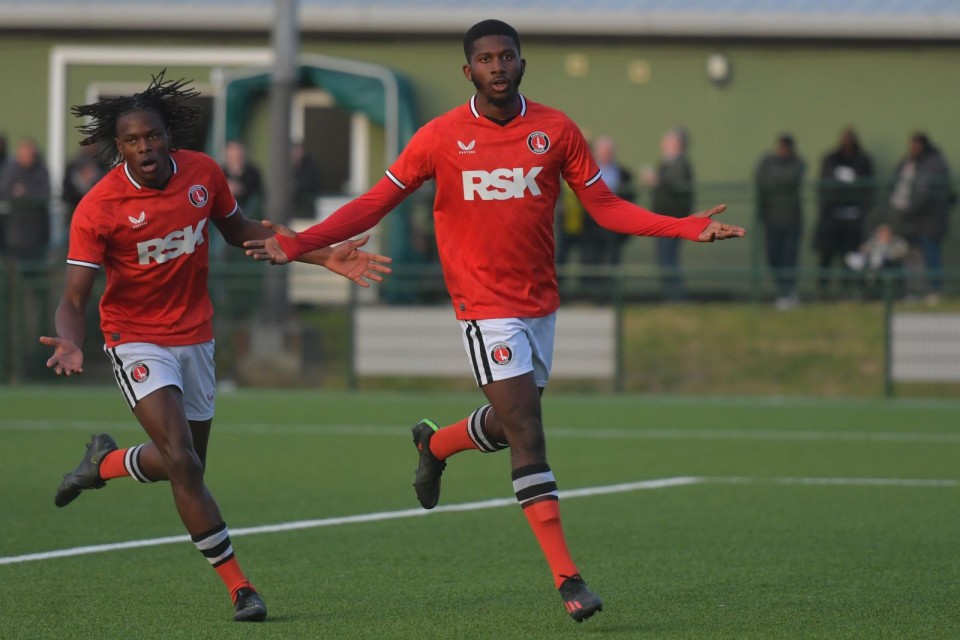 Dan Kanu celebrates his goal