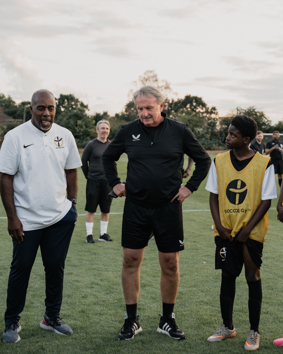Steve Avory talking with players