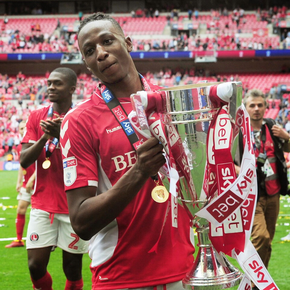 Joe Aribo lifts the Sky Bet League One trophy 