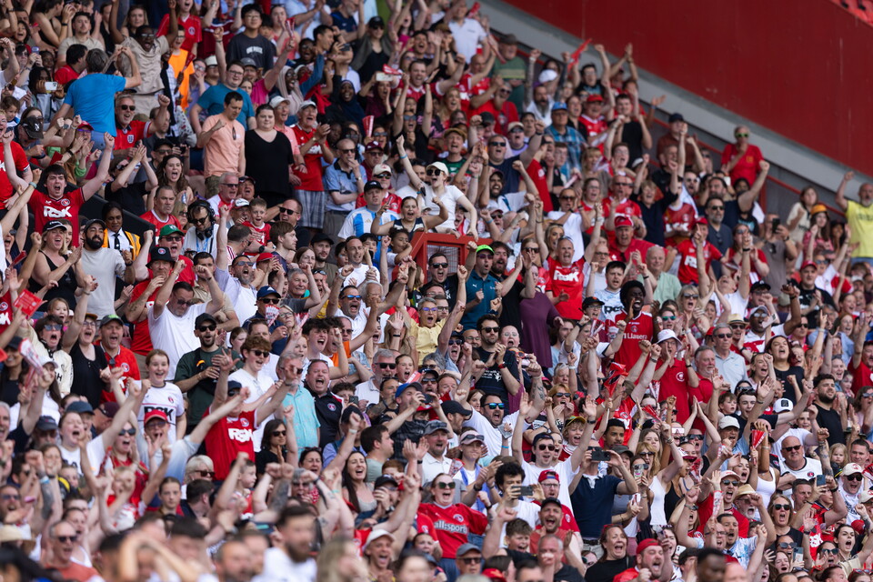 fans celebrate win