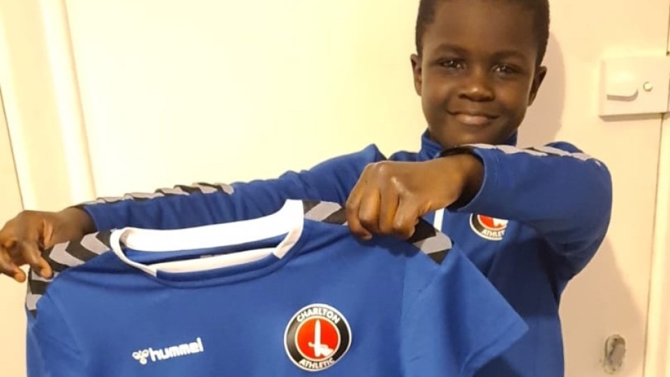 Image of Raheem Offiah holding up a Charlton Athletic shirt