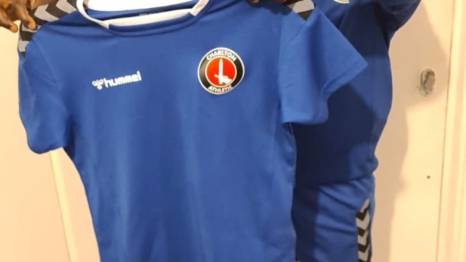 Photo of Raheem Offiah holding up a Charlton Athletic shirt