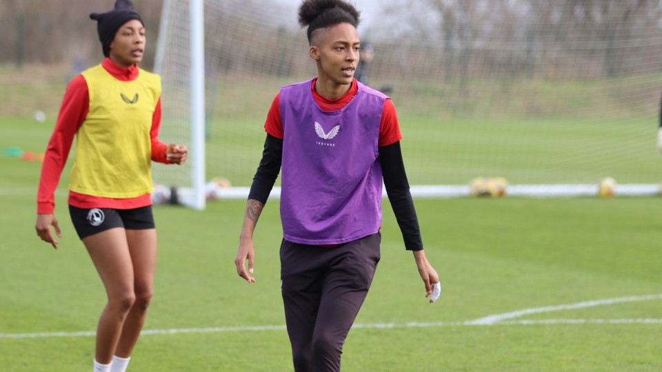 Elisha N'Dow at training