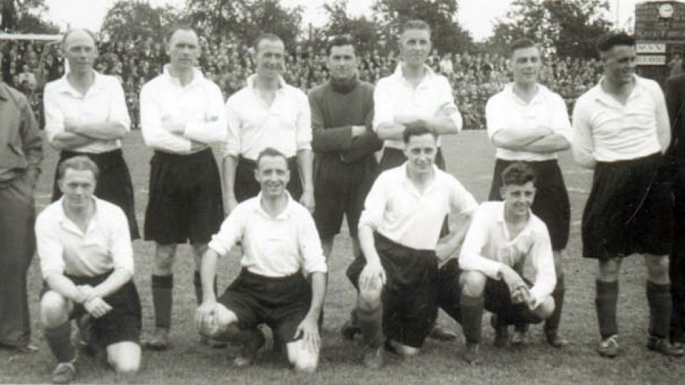 The Woolwich team of 1945 before the game against Maastricht.