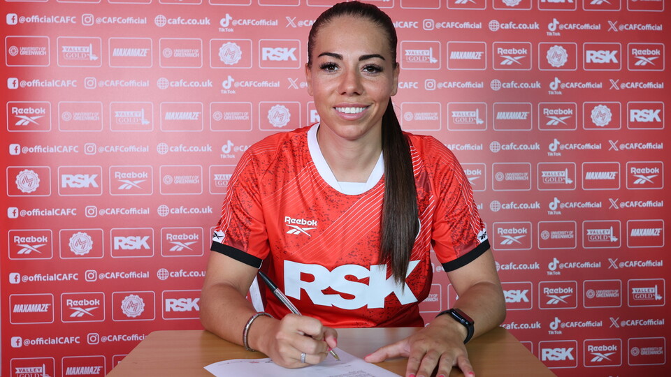 Ellie Mason signing contract