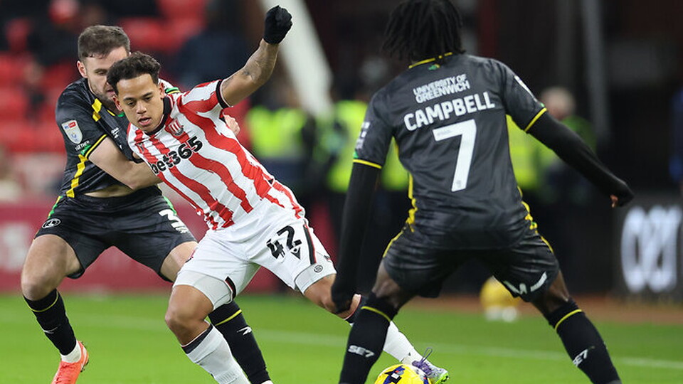 Charlton battle for the ball