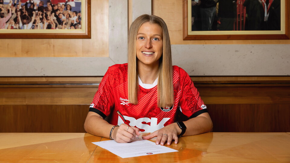Katie Lockwood signing for Charlton Athletic Women