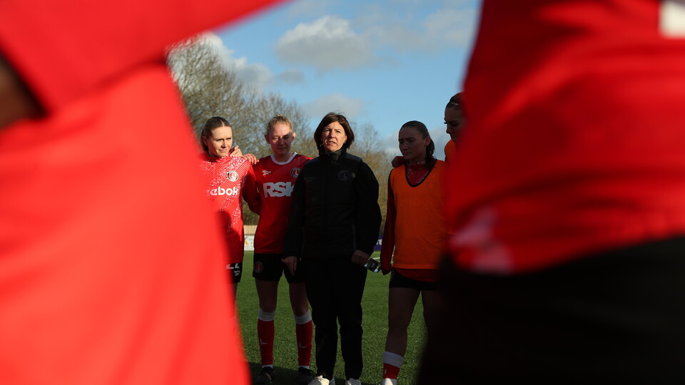 Karen Hills speaks to her players after the Oxford game.